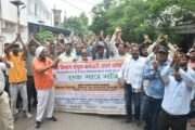 सिंचाई एवं जल संसाधन विभाग के पदों को मृत घोषित करने के विरोध में सरसैया घाट से जिलाधिकारी कार्यालय तक पैदल मार्च