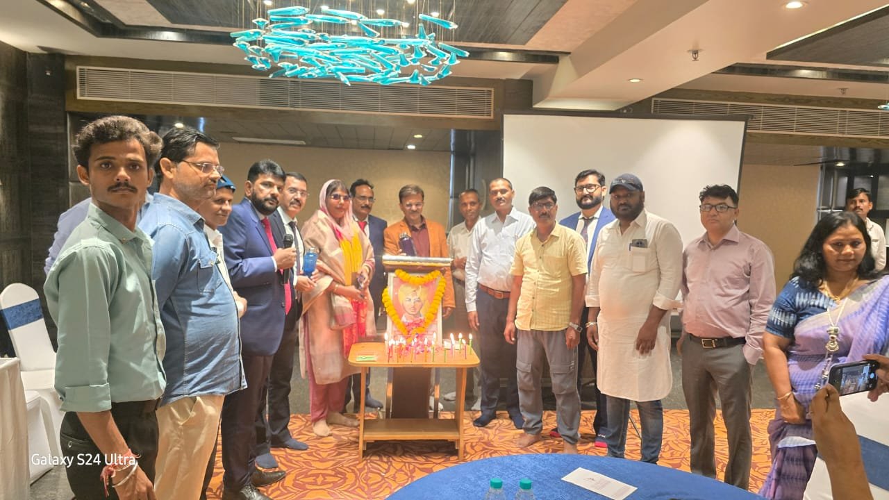 सरफरोशी की तमन्ना अब हमारे दिल में है देखना है जोर कितना बाजुए कातिल में है।