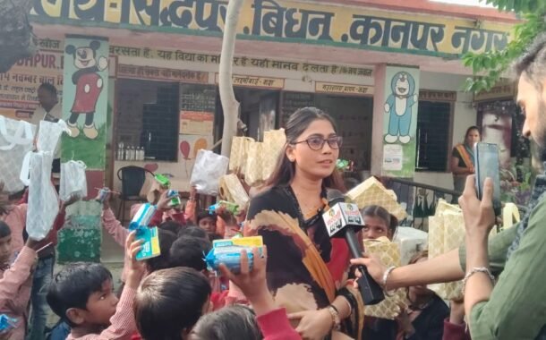 बाल दिवस पर डॉ0 मेनका ने बच्चों को बांटी शिक्षण सामग्री