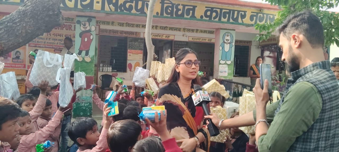 बाल दिवस पर डॉ0 मेनका ने बच्चों को बांटी शिक्षण सामग्री