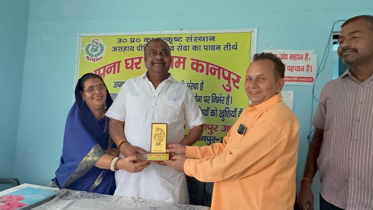 अपना घर आश्रम में प्रभुजनों को कराया भोजन वितरण