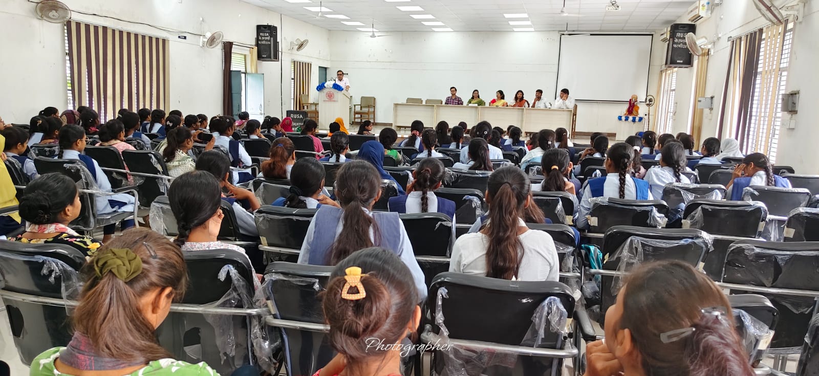 फतेहपुर में नवप्रवेशित छात्राओं हेतु एक 